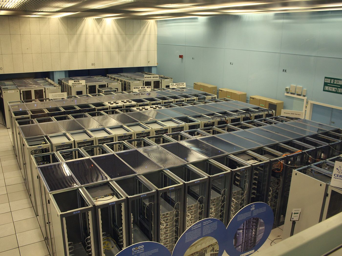 Deretan rak server pada lorong data center