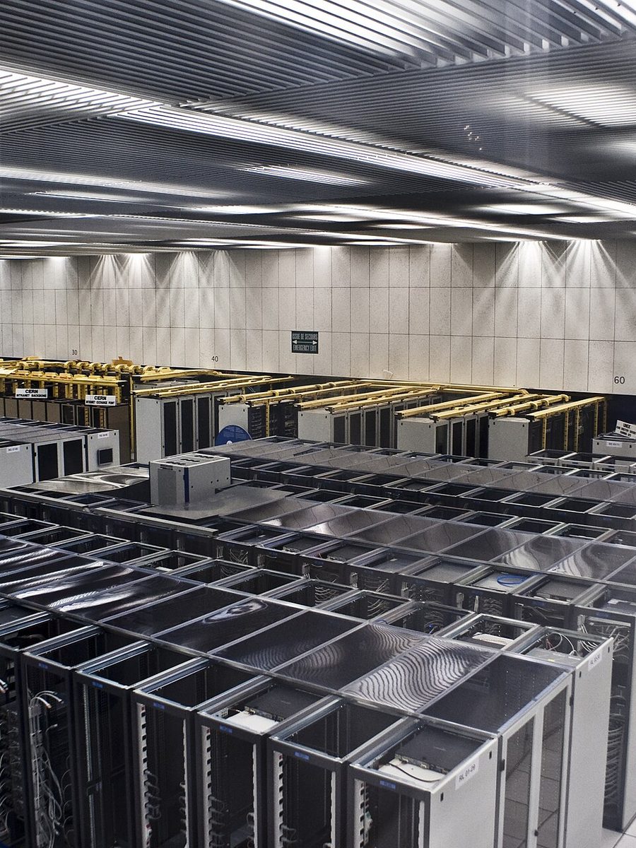 Deretan server rack pada ruang data center